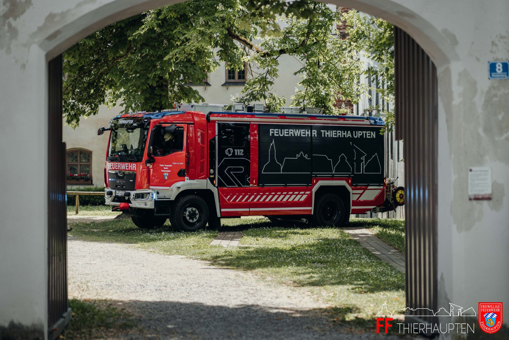 HLF20 hinter einem Torbogen im Kloster Thierhaupten